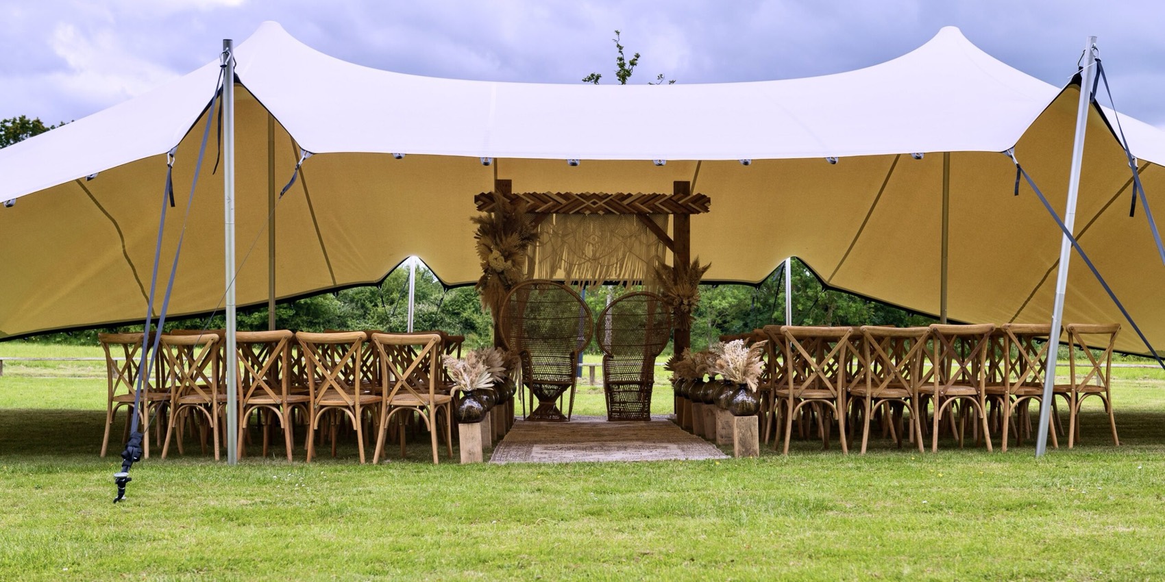 Medium stretch tent dressed for a seated dinner